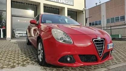 Rosso Usata 2010 Alfa Romeo Giulietta Tre volumi | 5300 € (Buon prezzo)