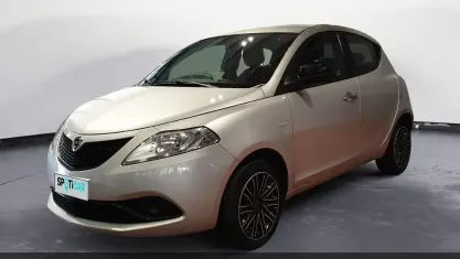 Usata Lancia Ypsilon Gold 69 CV (50 kW) 2020 Grigio Utilitaria