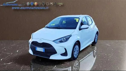 Usata Toyota Yaris Hybrid Active 92 CV (67 kW) 2025 Bianco Berlina