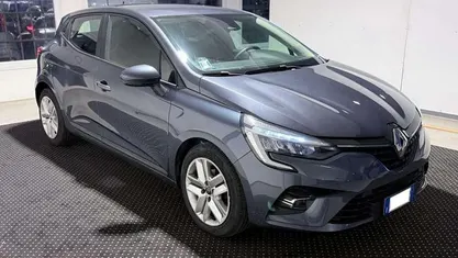 Grigio metallizzato Usata 2022 Renault Clio V Business Tre volumi | 9900 € (Ottimo prezzo)