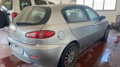 Usata Alfa Romeo 147 120 CV (88 kW) 2005 Argento Utilitaria