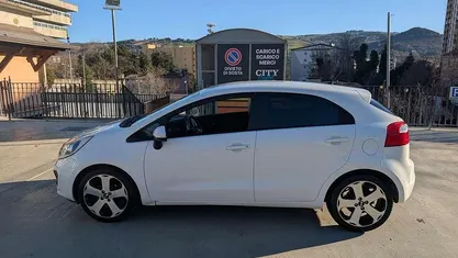 Bianco Usata 2013 Kia Rio Tre volumi | 5690 € (Buon prezzo)