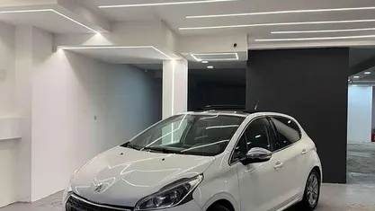 Bianco Usata 2012 Peugeot 208 Allure Due volumi | 4990 € (Buon prezzo)