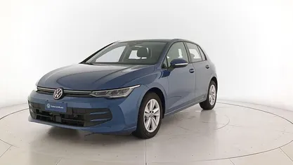 Usata VW Golf VIII Life 116 CV (85 kW) 2025 Anemone blue metallizzato Berlina