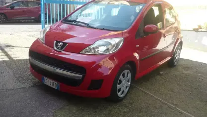Usata Peugeot 107 68 CV (50 kW) 2010 Rosso Utilitaria