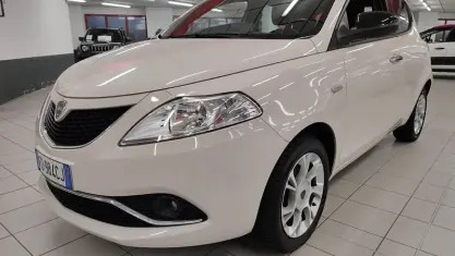 Usata Lancia Ypsilon Gold 69 CV (50 kW) 2016 Beige Utilitaria