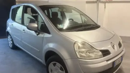 Usata Renault Modus Dynamique 75 CV (55 kW) 2009 Grigio Monovolume