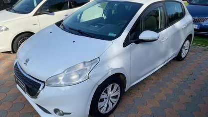 Bianco Usata 2013 Peugeot 208 Allure Due volumi | 5800 € (Buon prezzo)