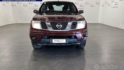 Usata Nissan Navara XE 174 CV (127 kW) 2006 Prugna Pick-up
