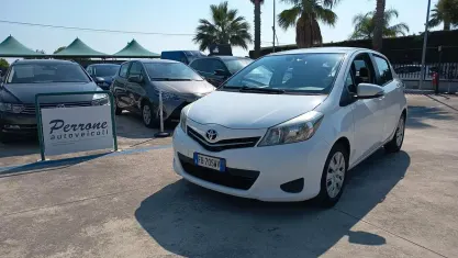 Usata Toyota Yaris Active 90 CV (66 kW) 2012 Bianco Utilitaria