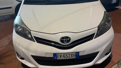 Bianco Usata 2014 Toyota Yaris Active Tre volumi | 7800 € (Buon prezzo)