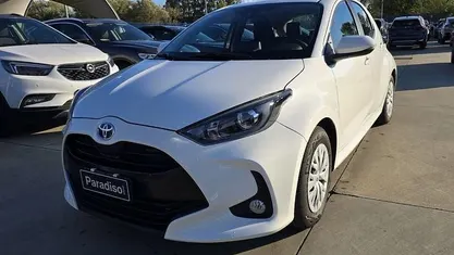Bianco Usata 2024 Toyota Yaris Hybrid Business Edition Tre volumi | 19.900 € (Buon prezzo)