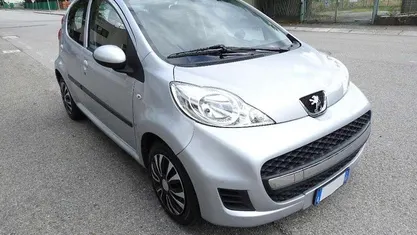 Argento metallizzato Usata 2011 Peugeot 107 Active Due volumi | 4900 € (Buon prezzo)
