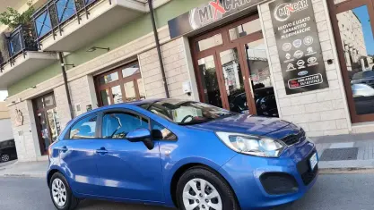 Usata Kia Rio 84 CV (61 kW) 2011 Blu Berlina