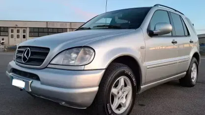 Usata Mercedes ML270 163 CV (119 kW) 2000 Grigio SUV