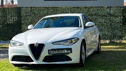 Begagnad Alfa Romeo Giulia Business 160 HK (117 kW) 2019 Vit Sedan