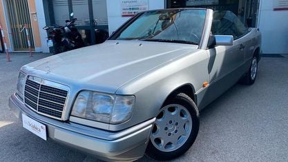 Usata Mercedes E200 136 CV (100 kW) 1994 Nero Cabrio