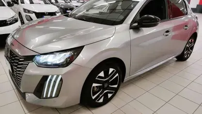 Usata Peugeot 208 Allure+ 101 CV (74 kW) 2025 Argento Utilitaria