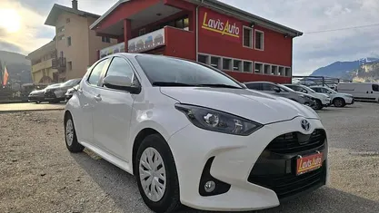 Usata Toyota Yaris Hybrid Active 92 CV (67 kW) 2021 Bianco Berlina