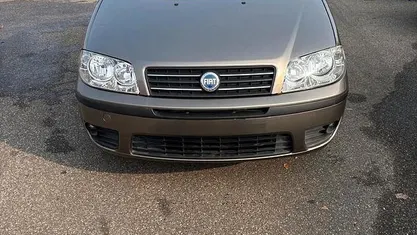 Marrone Usata 2006 Fiat Punto Active Tre volumi | 2800 € (Molto cara)