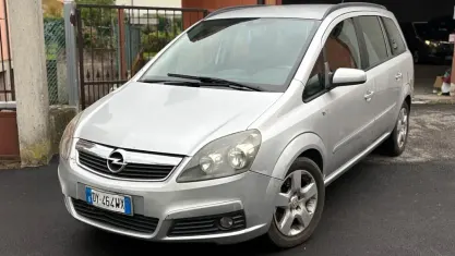Usata Opel Zafira Cosmo 120 CV (88 kW) 2006 Argento Monovolume