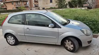 Usata Ford Fiesta Titanium 68 CV (50 kW) 2008 Grigio Utilitaria