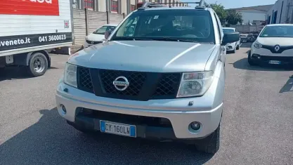 Usata Nissan Navara 174 CV (127 kW) 2005 Grigio Pick-up