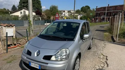 Usata Renault Modus 75 CV (55 kW) 2011 Grigio Monovolume