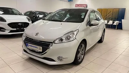 Bianco Usata 2014 Peugeot 208 Allure Due volumi | 5900 € (Buon prezzo)