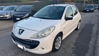 Bianco Usata 2010 Peugeot 206 Tre volumi | 3800 € (Buon prezzo)