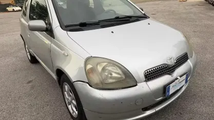 Usata Toyota Yaris 68 CV (50 kW) 2001 Grigio Utilitaria