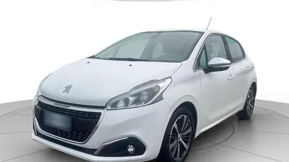 Usata 2017 Peugeot 208 Allure Due volumi | 7600 € (Ottimo prezzo)