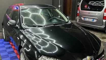 Usata Alfa Romeo 147 119 CV (87 kW) 2007 Nero Utilitaria