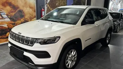 Käytetty Jeep Compass 131 HP (96 kW) 2023 Valkoinen Katumaasturi