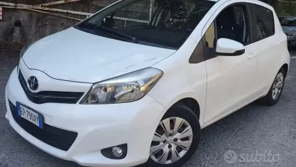 Usata Toyota Yaris 69 CV (50 kW) 2013 Bianco Utilitaria
