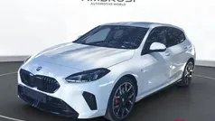 Alpin white pastello Nuova 2025 BMW 120 M Sport Due volumi | 43.100 € (Buon prezzo)