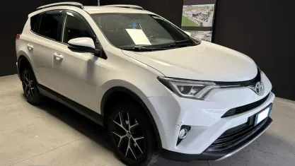 Usata Toyota RAV4 Business Edition 143 CV (105 kW) 2016 Bianco pastello SUV