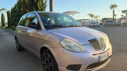 Usata Lancia Ypsilon 75 CV (55 kW) 2010 Viola Utilitaria