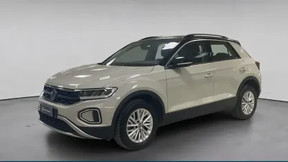 Usata VW T-Roc Life 110 CV (80 kW) 2023 Grigio / pastello SUV
