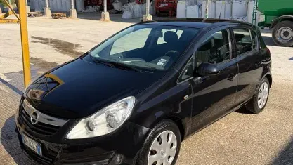 Usata Opel Corsa Cosmo 80 CV (58 kW) 2009 Bluazzurro Utilitaria