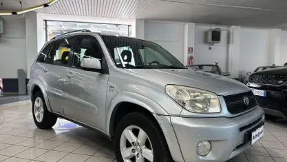 Usata Toyota RAV4 150 CV (110 kW) 2005 Argento SUV