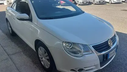 Usata VW Eos 122 CV (89 kW) 2010 Bianco Cabrio