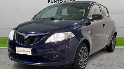 Usata Lancia Ypsilon 69 CV (50 kW) 2018 Blu Utilitaria