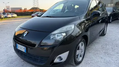 Usata Renault Grand Scénic III Dynamique 110 CV (80 kW) 2010 Marrone Monovolume
