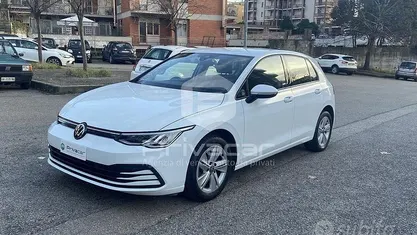 Usata VW Golf VIII Life 110 CV (80 kW) 2023 Bianco Utilitaria