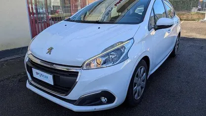 Usata 2017 Peugeot 208 Active Utilitaria | 8500 € (Buon prezzo)