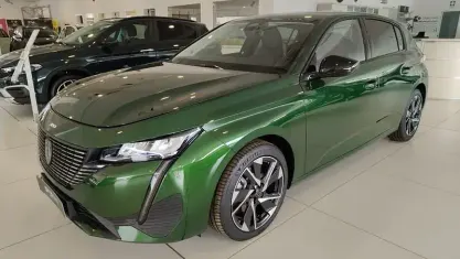 Nuova Peugeot 308 Allure 136 CV (100 kW) 2025 Verde Utilitaria