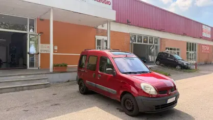 Usata Renault Kangoo Privilege 75 CV (55 kW) 2004 Rosso Monovolume