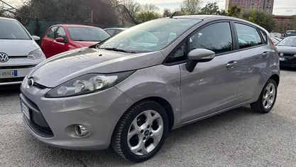 Usata Ford Fiesta 60 CV (44 kW) 2011 Viola Utilitaria