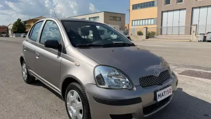 Usata Toyota Yaris Sol 75 CV (55 kW) 2004 Argento Berlina